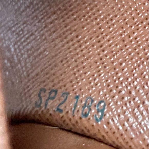 Louis Vuitton 6 key holder - Picture 3 of 14